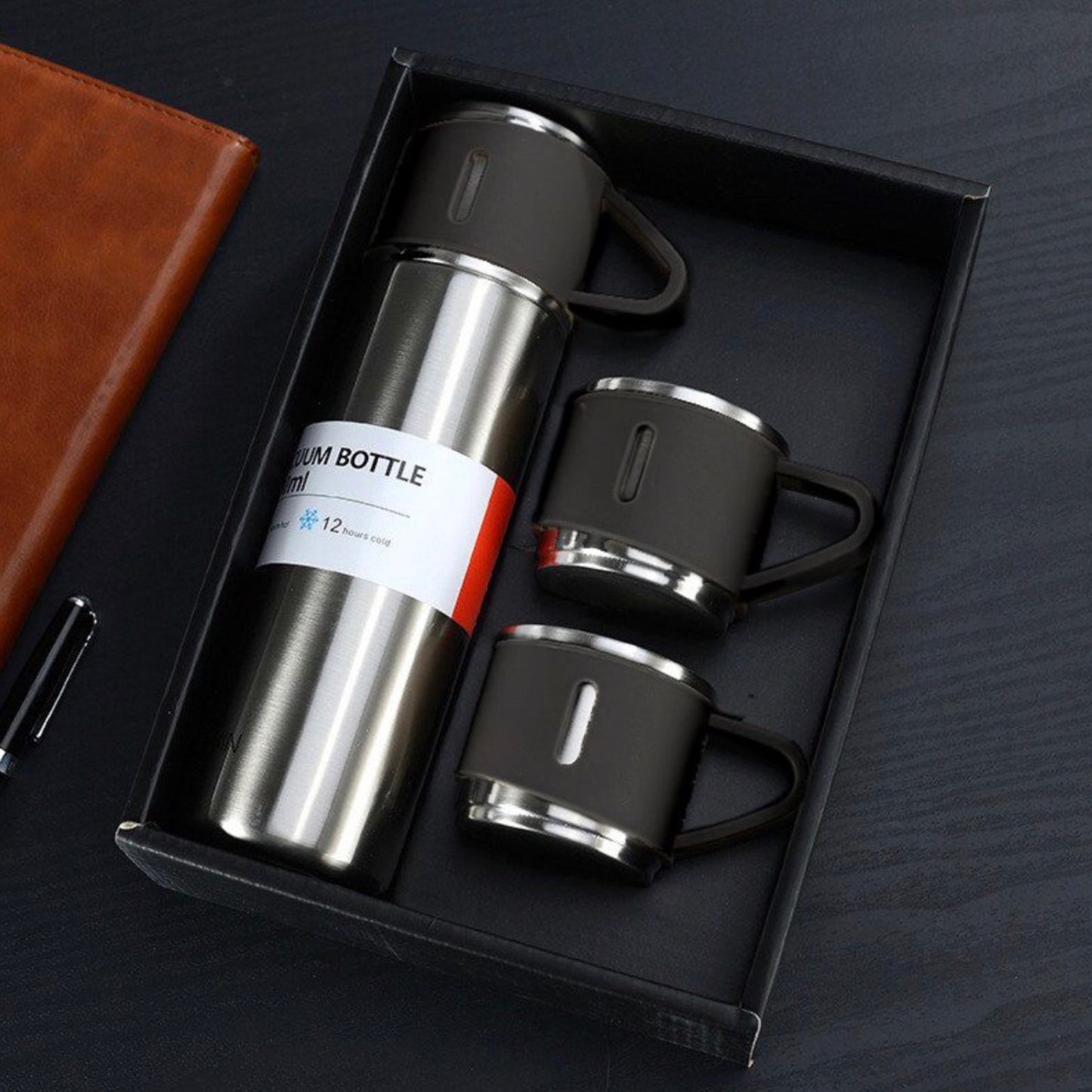 Double wall vacuum flask with 3 cups